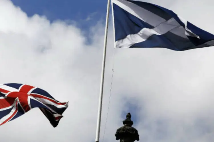 
	Bandeiras do Reino Unido (E) e da Esc&oacute;cia: escoceses permanecem indecisos sobre a separa&ccedil;&atilde;o do Reino Unido
 (Simon Dawson/Bloomberg)