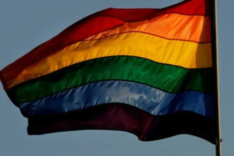 
	Bandeira com as cores do movimento LGBT: a homossexualidade &eacute; ilegal no Qu&ecirc;nia desde a coloniza&ccedil;&atilde;o brit&acirc;nica, que terminou em 1963
 (Bandeira gay)