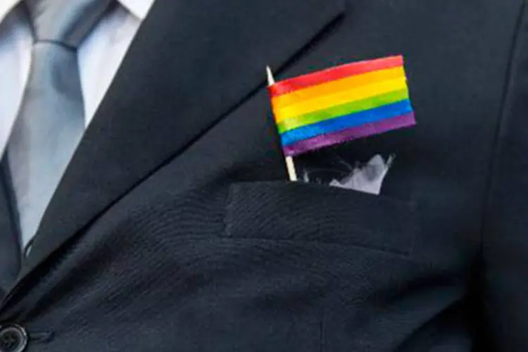 
	Homem carrega bandeira gay no bolso do terno: cerca de 30 estados pro&iacute;bem o casamento homossexual, mas a uni&atilde;o j&aacute; &eacute; permitida em outros 17&nbsp;
 (YASUYOSHI CHIBA/AFP)