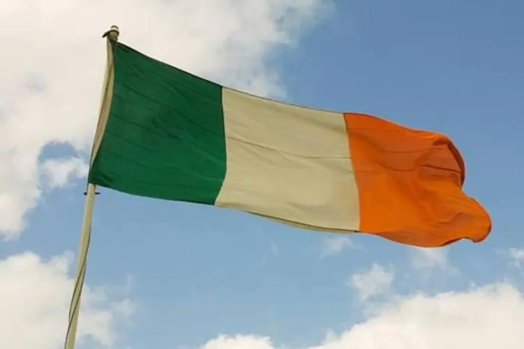 Bandeira da Irlanda: país volta ao foco das fragilidades econômicas na Europa (Steve/Wikimedia Commons)