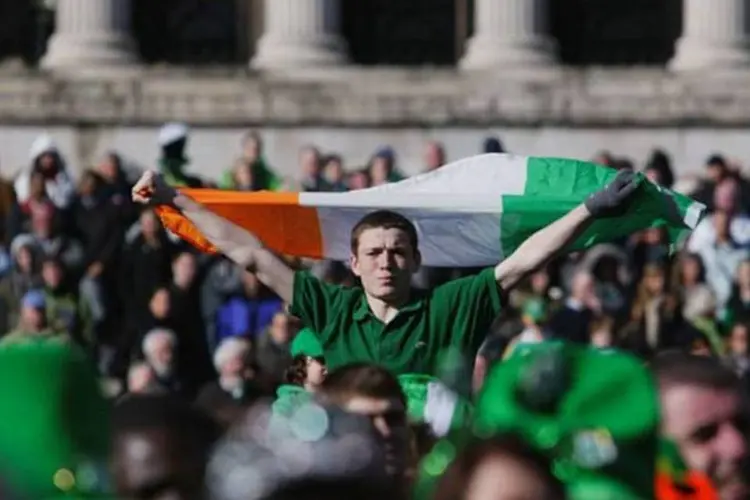 Bandeira da Irlanda: na metade do prazo do resgate, que será concluído em 2014, o país se encaminha para reduzir seu déficit público neste ano para 8,6% do PIB (Getty Images)