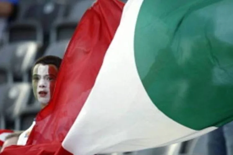 
	Garoto italiano com a bandeira do pa&iacute;s:&nbsp;pais devem ter o direito de dar aos filhos apenas o sobrenome da m&atilde;e, segundo Corte
 (Creative Commons/ NaturalBlu)