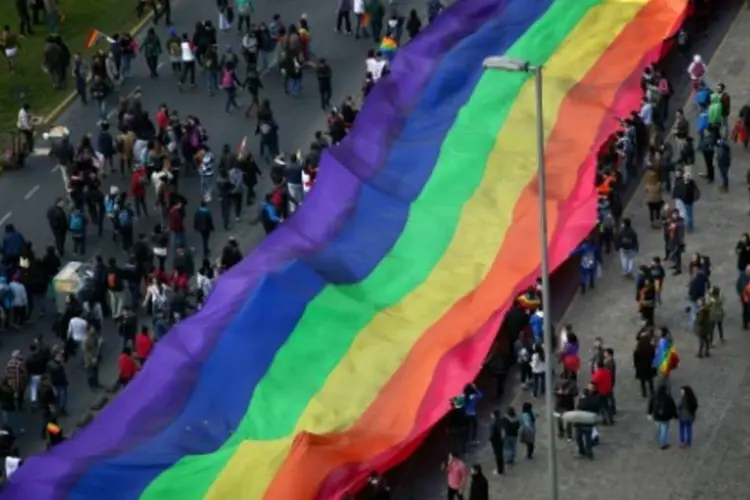 A bandeira do movimento LGBT é vista durante a Parada Gay do Chile (Claudio Santana/AFP)