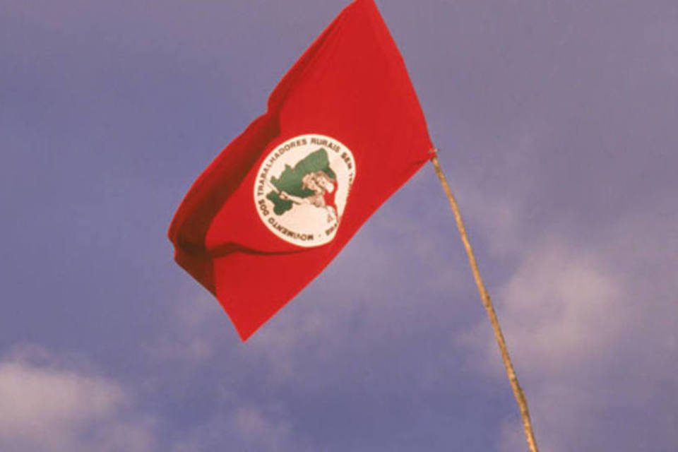 
	Bandeira em assentamento do MST: al&eacute;m de lembrar os mortos, os manifestantes pedem agilidade no processo de reforma agr&aacute;ria.
 (Veja)