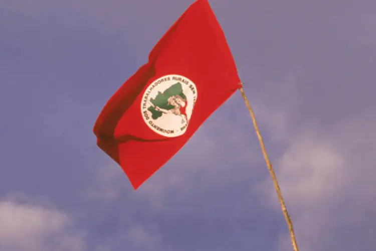 
	Bandeira em assentamento do MST: as escolas municipais, onde estudam 260 mil crian&ccedil;as, passar&atilde;o a receber alimentos&nbsp;&quot;livres de agrot&oacute;xicos&quot;. diz MST
 (Veja)
