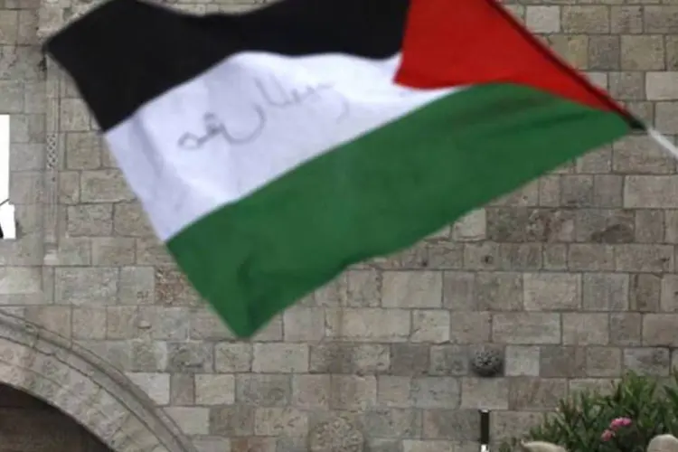 Bandeira palestina, com um guarda ao fundo (Lior Mizrahi/Getty Images)