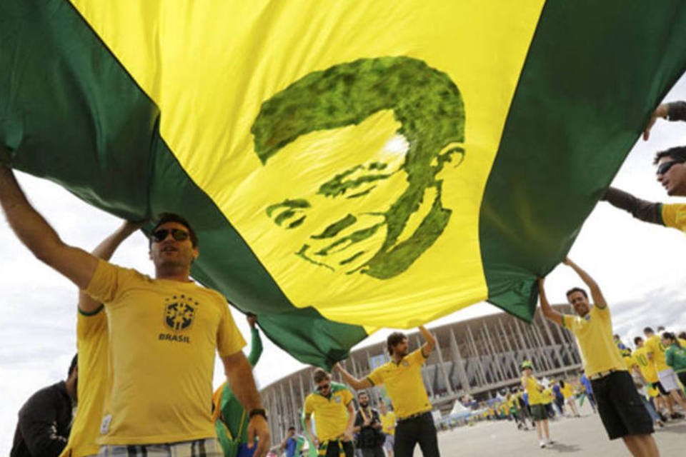Pelé é venerado em bandeira verde-amarela de torcedores