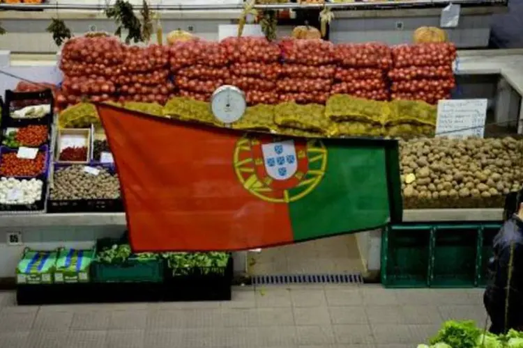 Bandeira de Portugal em feira: resultado confirma a recaída da economia portuguesa (Patricia de Melo Moreira/AFP)