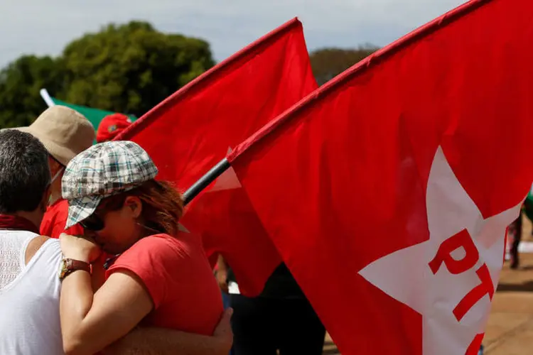 
	PT: o Brasil que verdadeiramente tingiu de vermelho o contingente com o carism&aacute;tico e popular Luiz In&aacute;cio Lula da Silva e Dilma Rousseff
 (Bruno Kelly / Reuters)