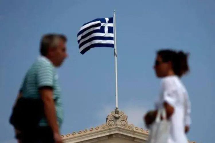 Bandeira da Grécia sobre o Parlamento, em Atenas (Yorgos Karahalis/Reuters)
