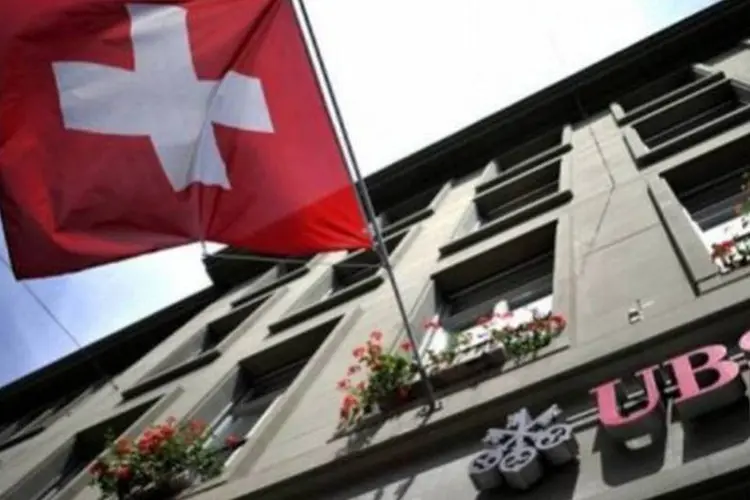 Bandeira suíça diante de agência do banco UBS em Berna (Fabrice Coffrini/AFP)