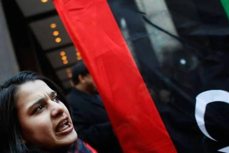 Bandeira dos opositores líbios: país instaurou o brasão quando se tornou independente (Chris Hondros/Getty Images)