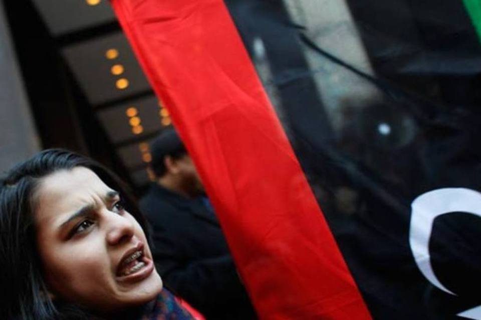 Bandeira tricolor simboliza oposição líbia, contra verde de Kadafi