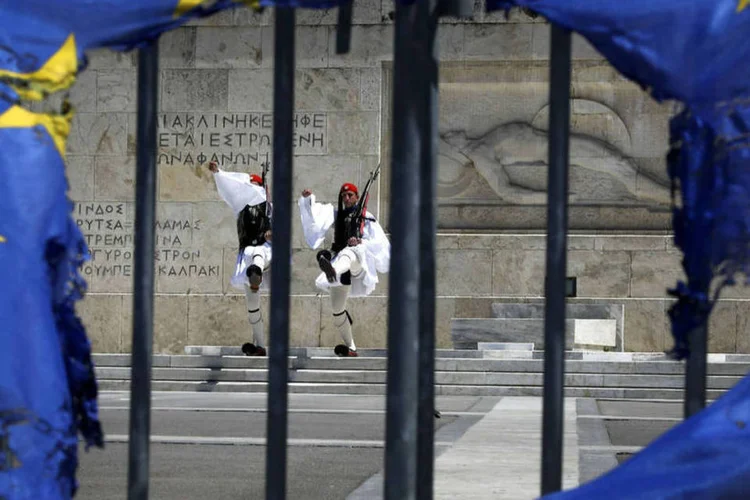 
	A greve serviu como protesto contra a nova rodada de cortes no or&ccedil;amento aprovada no domingo pelo Parlamento e estipulada pelo governo do conservador Antonis Samaras e a pela troika (Comiss&atilde;o Europeia, Banco Central Europeu e Fundo Monet&aacute;rio Internacional)
 (Yannis Behrakis/Reuters)