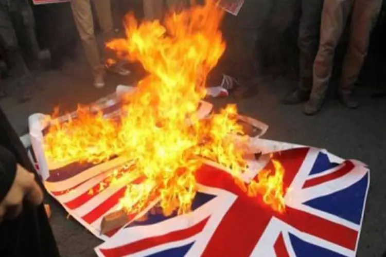Na invasão, os jovens queimaram bandeiras, destruíram quadros da rainha Elizabeth e documentos, além de causarem números prejuízos ao prédio (Atta Kenare/AFP)