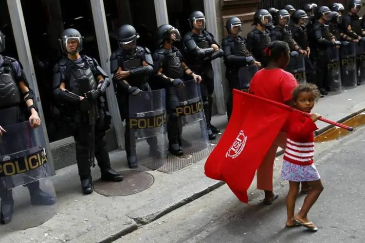 Criança carrega bandeira durante protesto de apoio à greve dos metroviários em São Paulo (REUTERS/Kai Pfaffenbach)