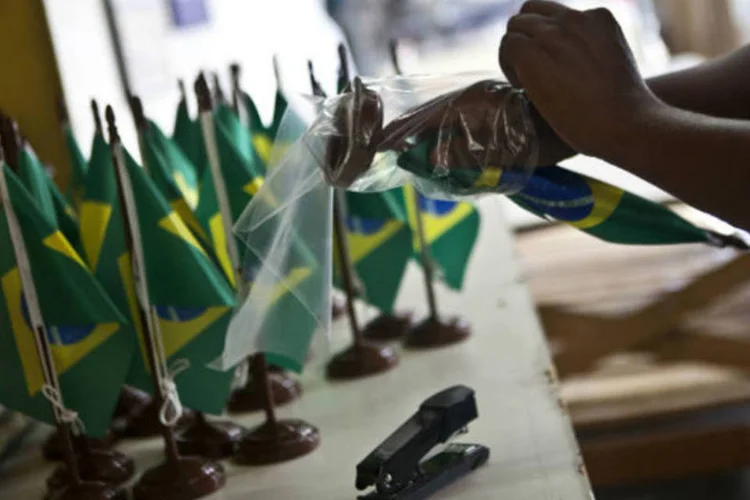 
	Bandeiras do Brasil: no pa&iacute;s, baixa confian&ccedil;a do empresariado deve seguir contribuindo para n&iacute;vel fraco de investimento privado e crescimento econ&ocirc;mico deve continuar sem brilho
 (Dado Galdieri/Bloomberg)
