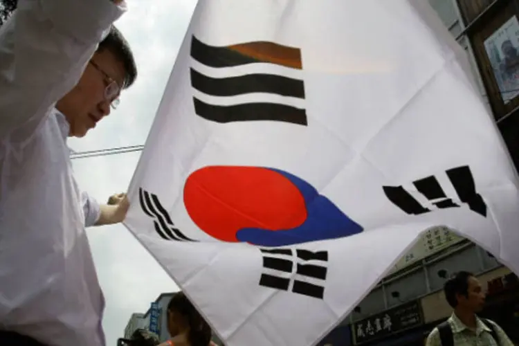
	Bandeira da Coreia do Sul: para o ano inteiro de 2012, a economia sul-coreana cresceu 2%, bem abaixo do PIB de 3,6% de 2011
 (Chung Sung-Jun/Getty Images)