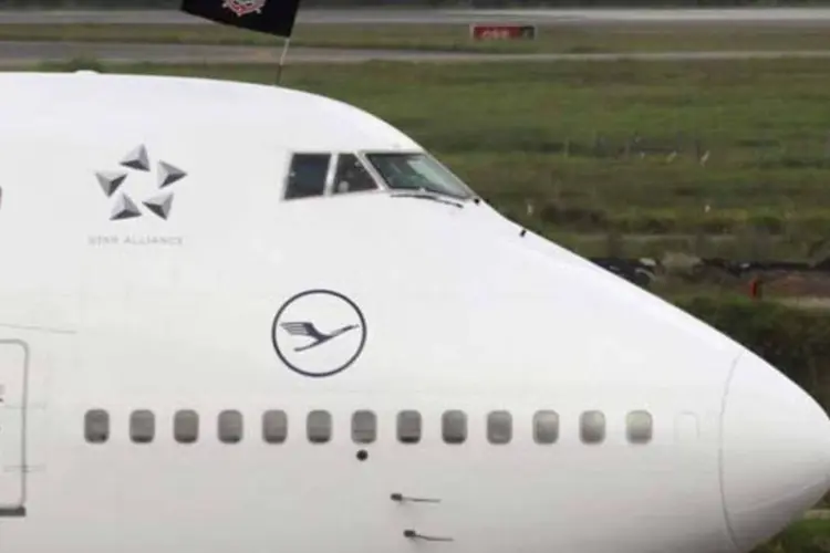 Bandeira do Corinthians é vista em avião que trouxe o time de volta para São Paulo  (Paulo Whitaker / Reuters)