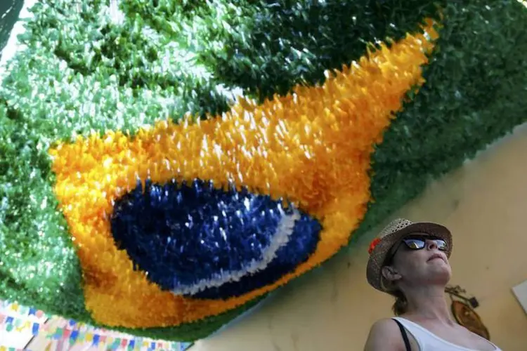 Copa do Mundo: turista passa por bandeira do Brasil no Pelourinho, em Salvador (REUTERS/Jorge Silva)