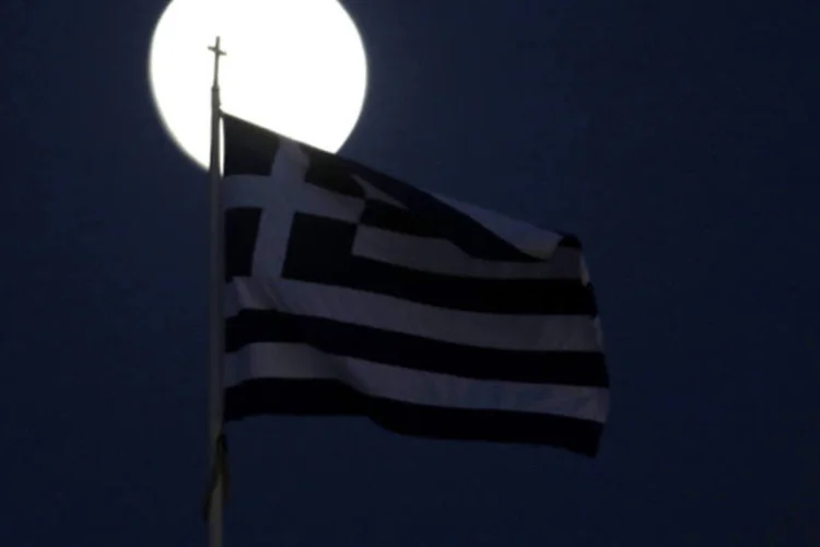
	Bandeira da Gr&eacute;cia: neste momento, todos se encontram detidos na delegacia de pol&iacute;cia de Symi, onde passaram a noite
 (Yorgos Karahalis/Reuters)