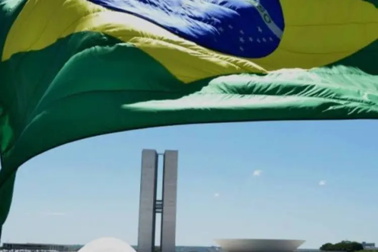 Bandeira do Brasil com o Congresso Nacional ao fundo (Marcello Casal Jr./Agência Brasil)