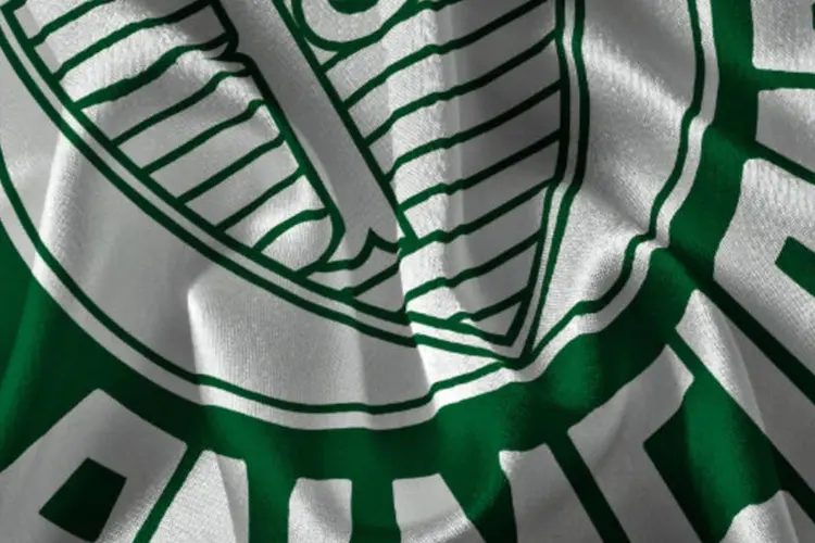
	Bandeira do Palmeiras: o acordo ainda prev&ecirc; que o patrocinador d&ecirc; bolsas de estudos para os jogadores tanto do time principal como das categorias de base
 (Wikimedia Commons)