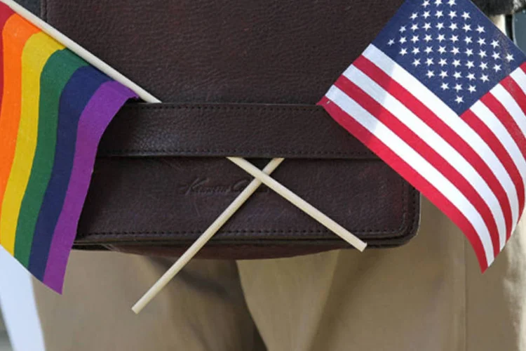 
	Bandeiras da causa gay e dos Estados Unidos: a decis&atilde;o do juiz estabelece que s&oacute; as mulheres t&ecirc;m a guarda da menina, embora o homem ter&aacute; direito de visit&aacute;-la.
 (GettyImages)