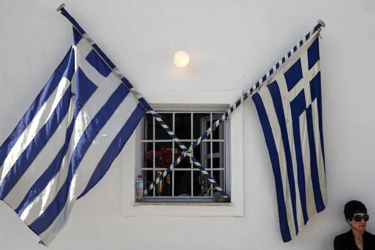 
	Bandeiras gregas e moridade de Fira, na ilha de Santorini: o &quot;sim&quot;&#39;, por sua vez, registrou um aumento de 30% para 37%
 (Yorgos Karahalis/Bloomberg)