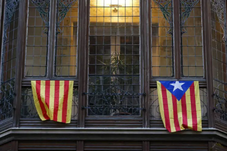 
	Os partidos Converg&ecirc;ncia e Esquerda Republicana veem a elei&ccedil;&atilde;o como um voto sobre a independ&ecirc;ncia da Catalunha
 (Paul Hanna/Reuters)