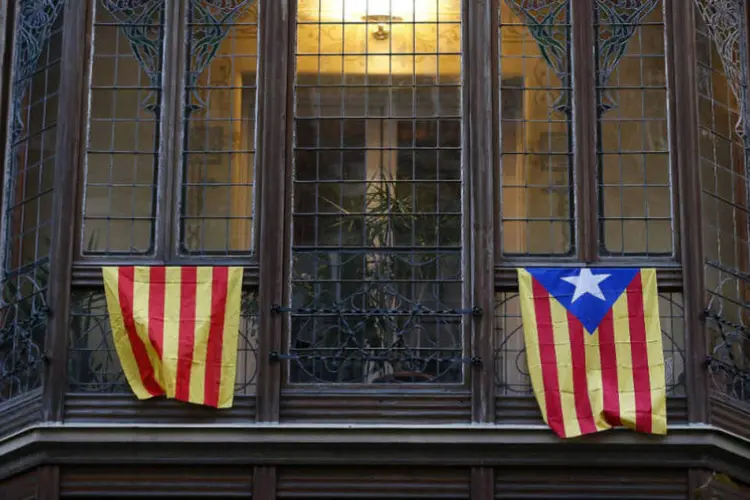 Bandeira pela Catalunha: segundo autoridades regionais, 2,3 milhões de catalães votaram (Paul Hanna/Reuters)