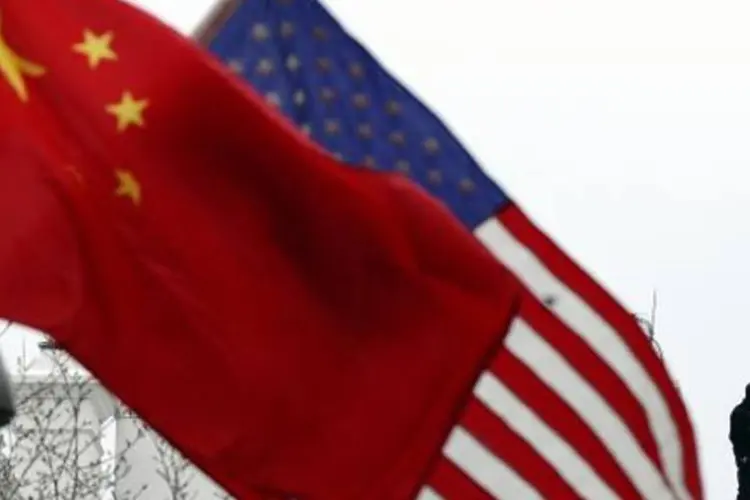 Bandeiras da China e dos Estados Unidos: governo chinês se mostrou disposto a fortalecer laços com os EUA (Jewel Samad/AFP)