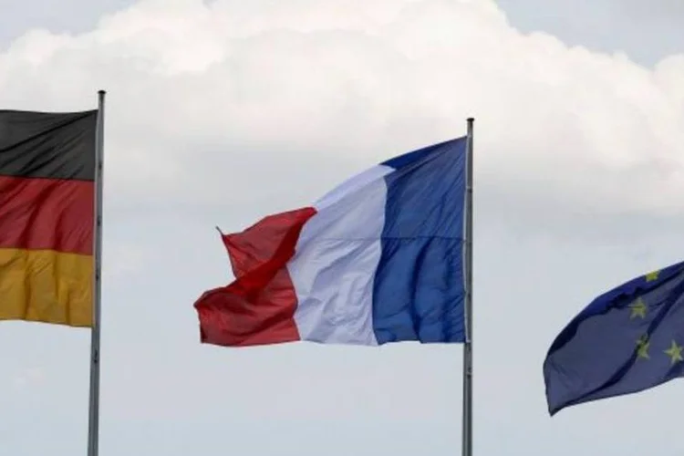 
	Bandeiras da Alemanha, da Fran&ccedil;a e da Uni&atilde;o Europeia:&nbsp;&quot;A rela&ccedil;&atilde;o franco-alem&atilde; &eacute; essencial para n&oacute;s&quot;, disse Steffen Seibert, porta-voz de Merkel.
 (Tobias Schwarz/Reuters)
