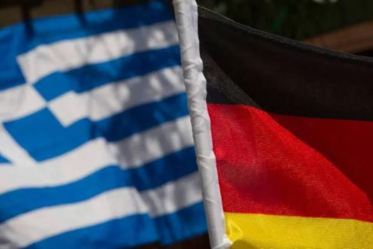 
	Bandeiras da Gr&eacute;cia e da Alemanha: Merkel afirmou que as tarefas principais da Europa s&atilde;o recuperar a credibilidade e se tornar competitiva novamente
 (Thomas Peter/Reuters)