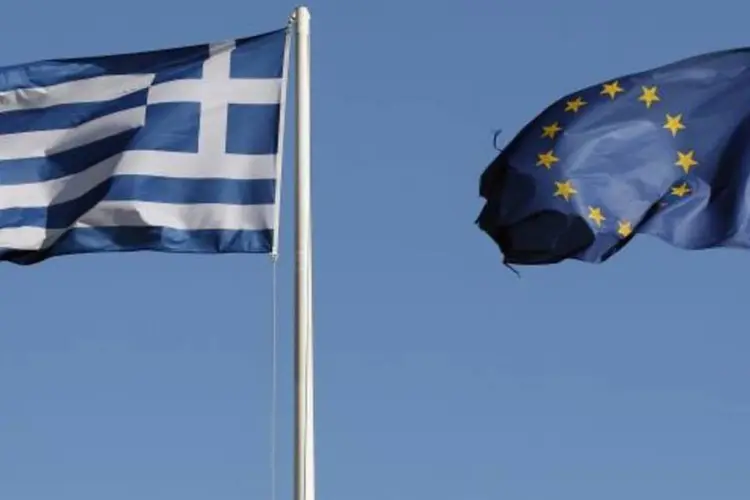 
	Bandeiras da Gr&eacute;cia e da Uni&atilde;o Europeia: relat&oacute;rio&nbsp;assinala que o pa&iacute;s est&aacute;&nbsp;&quot;em geral no bom caminho&quot;
 (Oli Scarff/Getty Images)