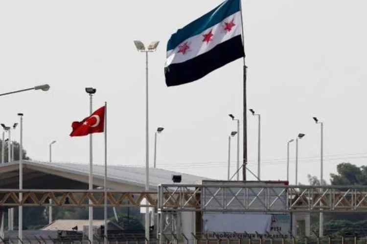 
	Bandeiras da Turquia e da S&iacute;ria Independente: as duas localidades ficam a uma dist&acirc;ncia de cerca de 30 km uma da outra
 (Murad Sezer/Reuters)