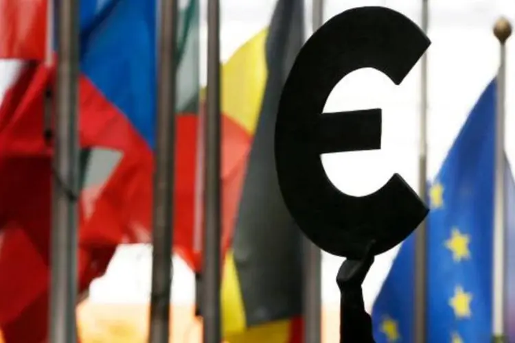 
	Bandeiras da Uni&atilde;o Europeia: A Uni&atilde;o respondeu com a imposi&ccedil;&atilde;o de san&ccedil;&otilde;es diplom&aacute;ticas em 2003 e, por sua vez, a ilha contestou
 (François Lenoir/Reuters)