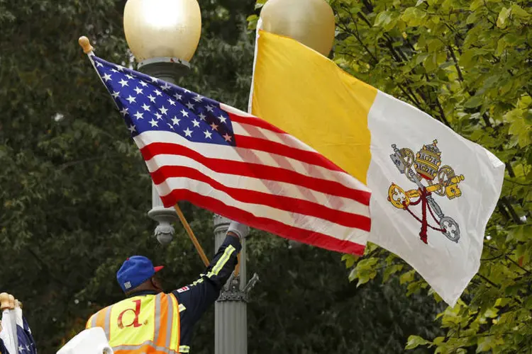 
	Bandeiras dos Estados Unidos e do Vaticano em Washington: no encontro com o presidente Barack Obama, a expectativa &eacute; que Cuba seja um dos primeiros pontos da conversa
 (Reuters / Kevin Lamarque)
