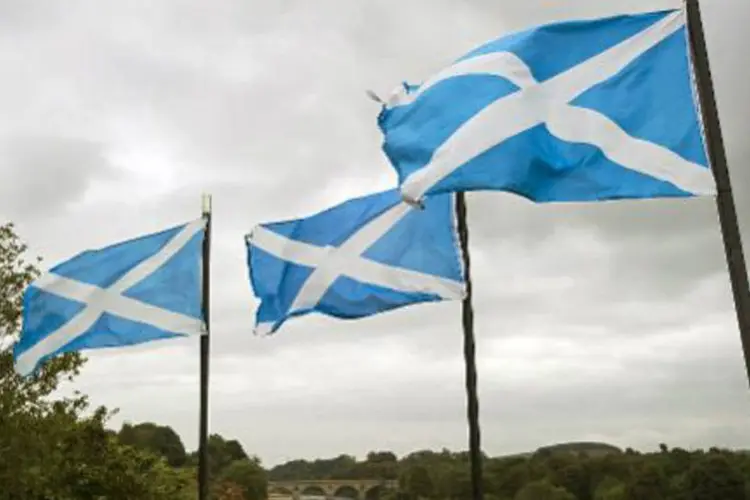 Bandeiras da Escócia: transferência da arrecadação do imposto constitui mudança (Lesley Martin/AFP/AFP)