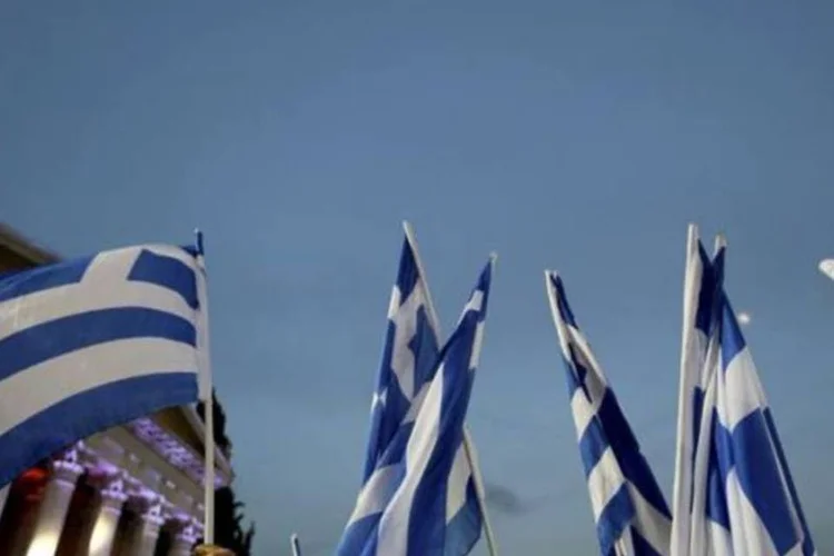 Partidários do partido conservador grego flamejam bandeiras da Grécia em comício antes das eleições em Atenas (Yannis Behrakis/Reuters)