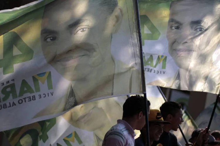 
	Apoiadores de Marina Silva (PSB) durante um com&iacute;cio com a ex-senadora em Bras&iacute;lia
 (Ueslei Marcelino/Reuters)
