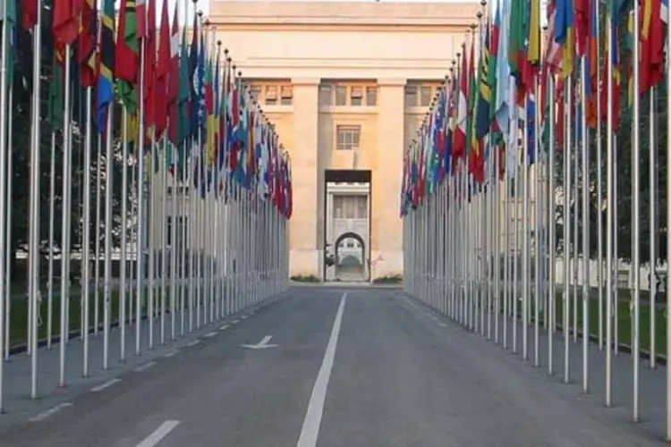 
	Bandeiras na entrada do pr&eacute;dio da ONU: no ano que vem, a Pol&ocirc;nia deve ocupar a presid&ecirc;ncia do conselho de direitos humanos da entidade
 (Wikimedia Commons)