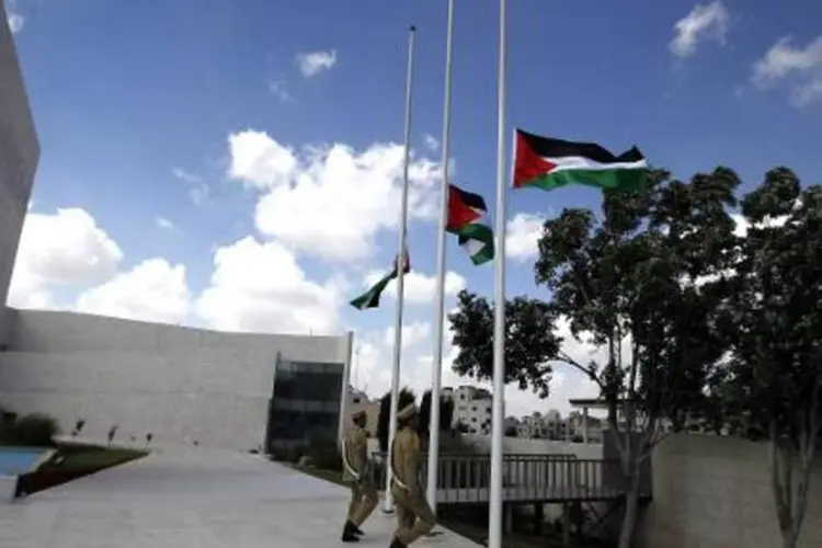 
	Bandeiras palestinas a meio mastro: bombardeios j&aacute; deixaram 530 mortos palestinos
 (Abbas Momani/AFP)