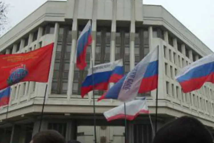 
	Manifestantes com bandeiras russas em frente ao parlamento da Crimeia: desde que separatistas pr&oacute;-R&uacute;ssia tomaram o controle do Parlamento regional h&aacute; quase duas semanas, a regi&atilde;o foi declarada parte da Federa&ccedil;&atilde;o Russa
 (AFP)