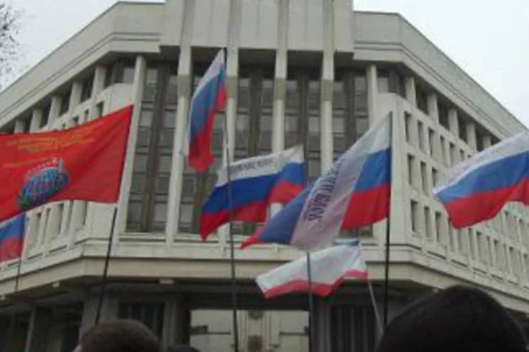 
	Bandeiras russas em frente ao parlamento da Crimeia: ministros da UE advertiram R&uacute;ssia de poss&iacute;veis&quot;consequ&ecirc;ncias&quot;&nbsp;se Moscou n&atilde;o der passos para diminuir tens&atilde;o na Ucr&acirc;nia
 (AFP)