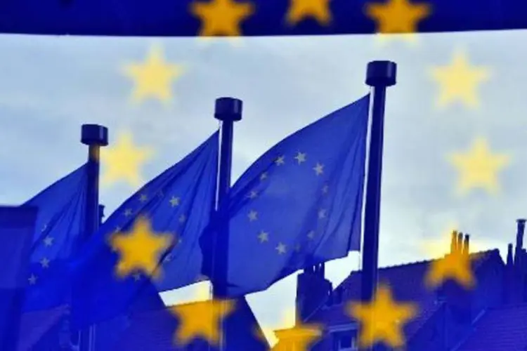 
	Bandeiras da UE: Super&aacute;vit na balan&ccedil;a de bens foi de 16,9 bi em abril, ante 14,3 bi em mar&ccedil;o
 (Georges Gobet/AFP)
