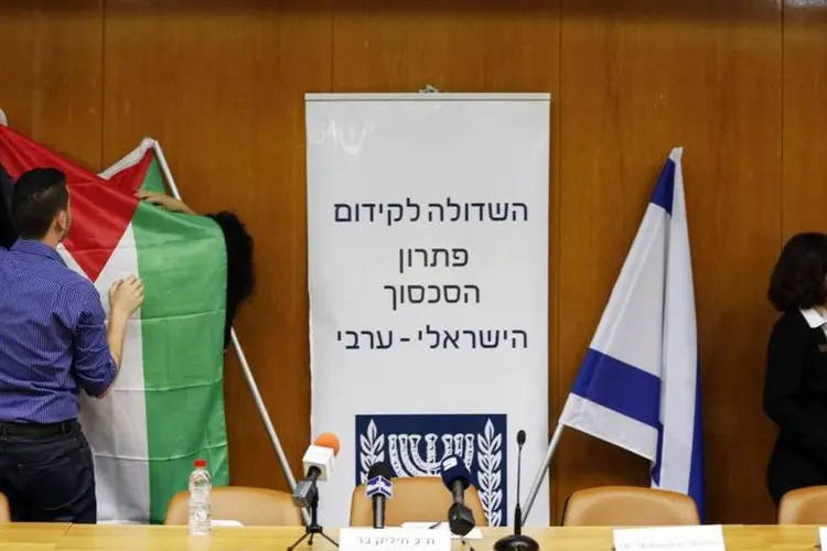 O parlamento israelense hasteou a bandeira palestina: a União Europeia (UE) considerou nesta quarta-feira que o fim do conflito israelense-palestino está "ao alcance das mãos" e convocou a apoiar as negociações iniciadas nesta semana em Washington. (REUTERS/Baz Ratner)