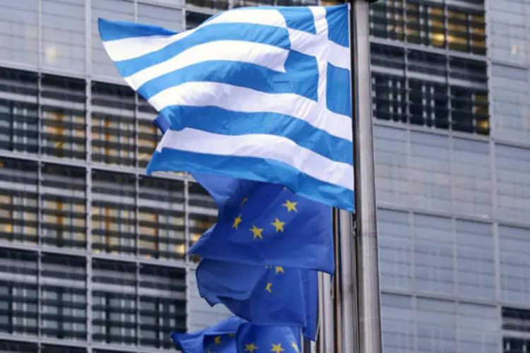 
	Bandeira grega ao lado de bandeiras da Uni&atilde;o Europeia em frente &agrave; sede da Comiss&atilde;o Europeia
 (Reuters/ Francois Lenoir)