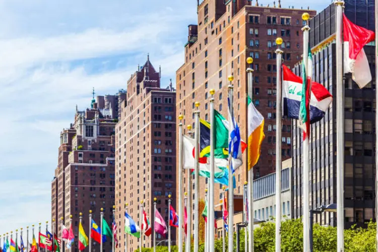 
	Bandeiras em frente ao pr&eacute;dio da ONU em Nova York: &quot;O plano de retomar as conversas em 25 de fevereiro, ou antes se &eacute; poss&iacute;vel, se mant&eacute;m&quot;, diz porta-voz
 (Meizahn/ThinkStock)