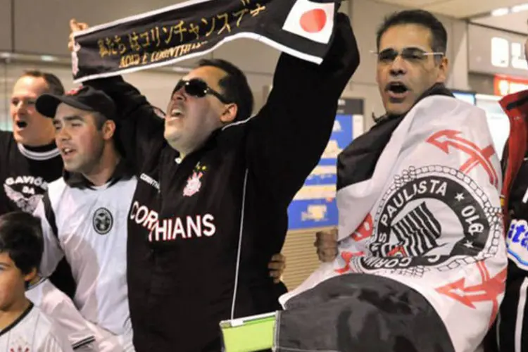 
	Torcedores do Corinthians recebem o time no aeroporto japon&ecirc;s de Narita: nos cartazes exibidos pelos torcedores, podiam-se ler algumas em japon&ecirc;s como &quot;Amor eterno&quot;&nbsp;
 (Kazuhiro Nogi/AFP)